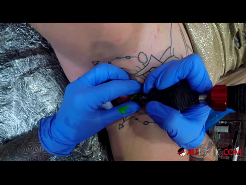 ❤️ Sully Savage mai tsananin jarfa ta yi tattoo a kan kwarin ta bidiyon tsutsa ️❤